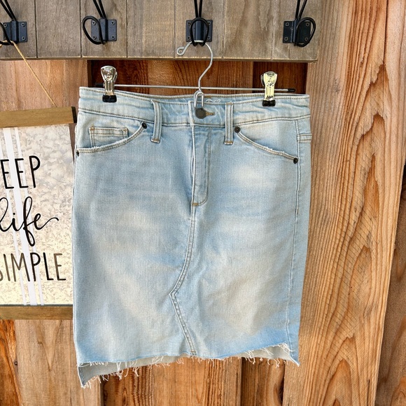 Universal Thread Dresses & Skirts - Universal Thread denim skirt size 4/27
